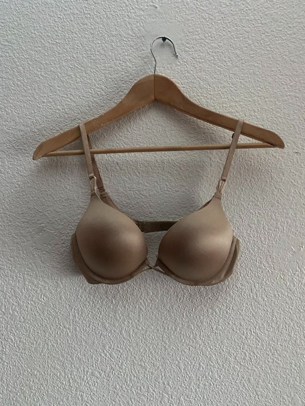 Victoria's Secret Bombshell Plunge Bra Tan Color Size 34B Underwire Padded